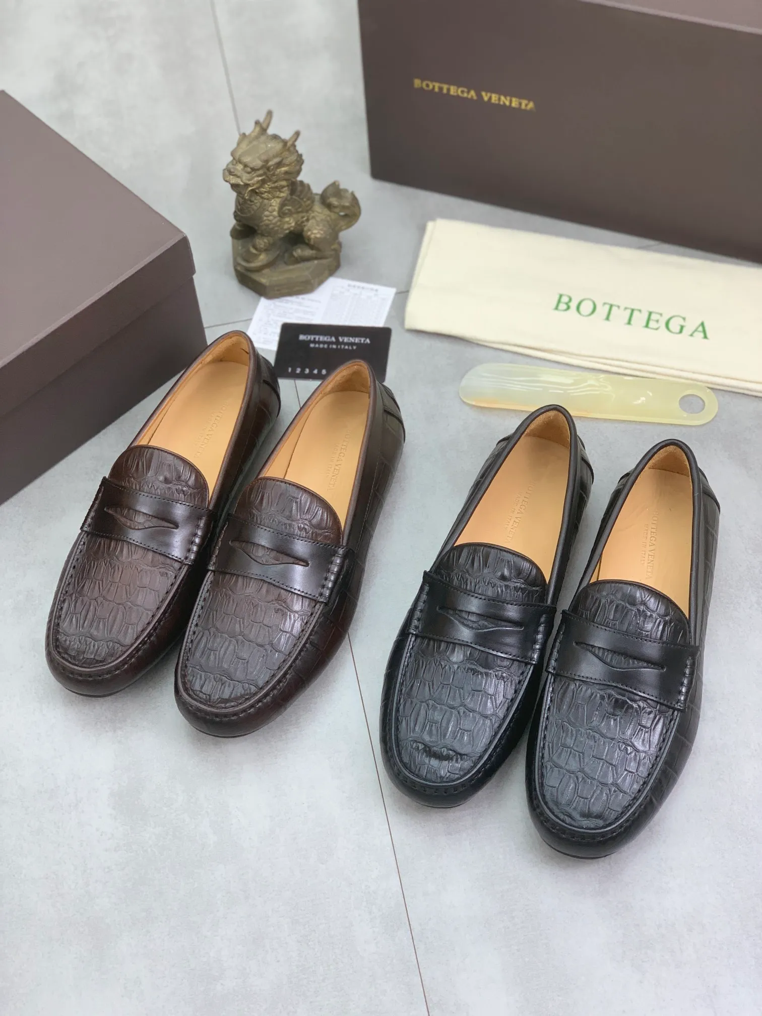 Men's shoes 💰P420 [New model] Water-dyed Niuli 💰High-quality business beanie shoes 💎💎💎 BOTTEGA VENETA official website synchronizes the latest top version of BV in the market, accepts material comparison, shoe type comparison, process comparison, practical and texture, versatile, suitable for any occasion, the more you look at it, the more it tastes. Purely hand-woven craftsmanship - Upper material, Italian 🇮🇹 imported crocodile pattern calfskin - High-quality water-dyed cowhide lining - Original private model customized outsole -Size: 39-44 (38 45 can be customized) Color: black or brown optional